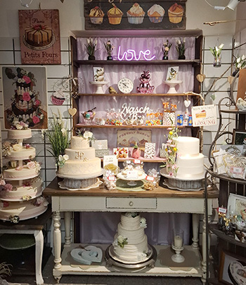 verschiedene Hochzeitstorten in der Ausstellung von Suesse Traeume