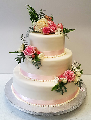 Hochzeitstorte mit rosa und weissen Rosen